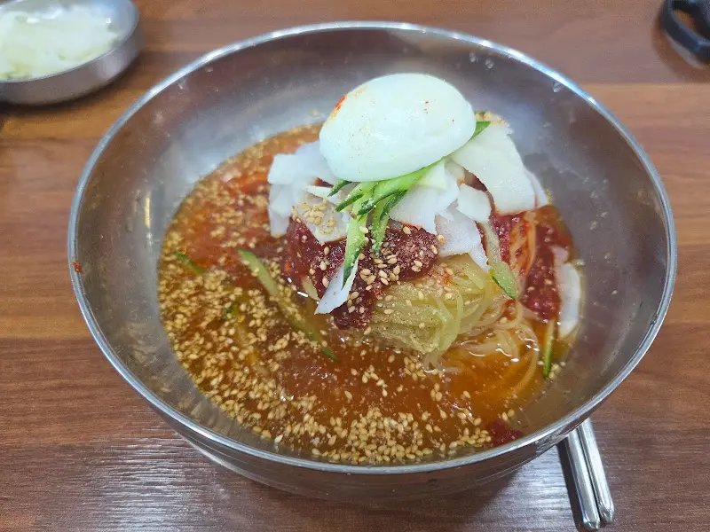 비빔냉면의 모습