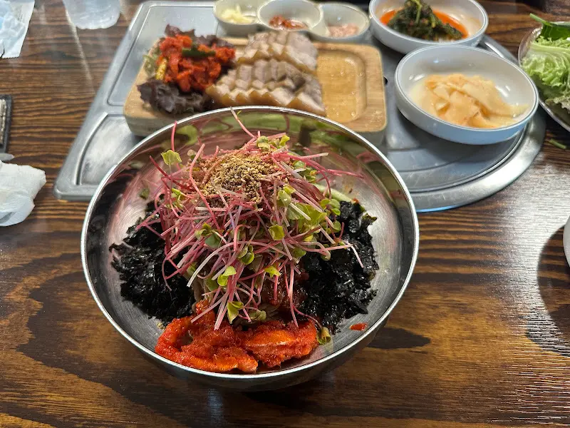 수육과 비빔막국수의 조화