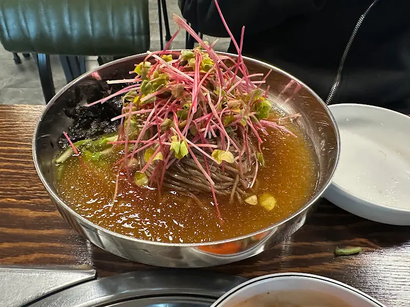 메밀싹이 듬뿍 올려진 물막국수