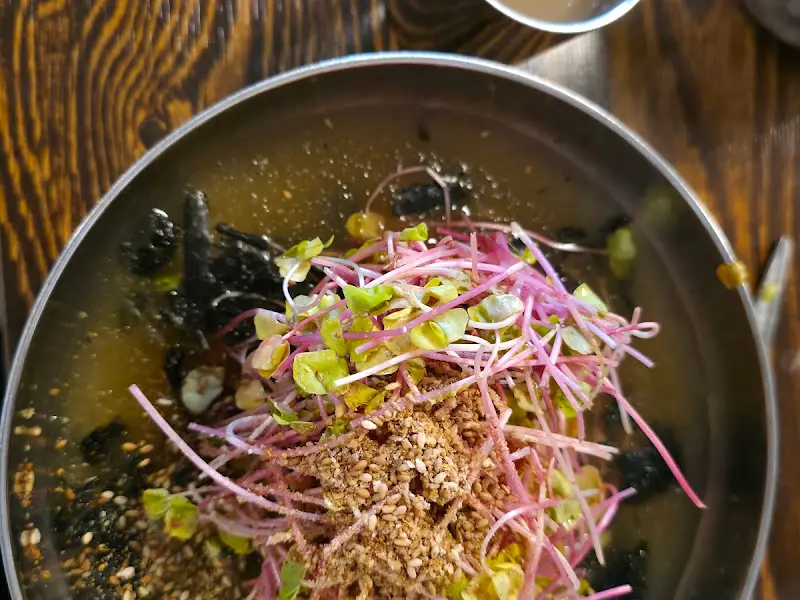 싱그러운 메밀싹이 올려진 물막국수