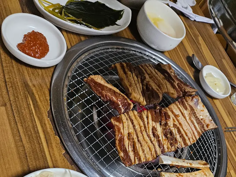 숯불 위에서 맛있게 익어가는 왕갈비