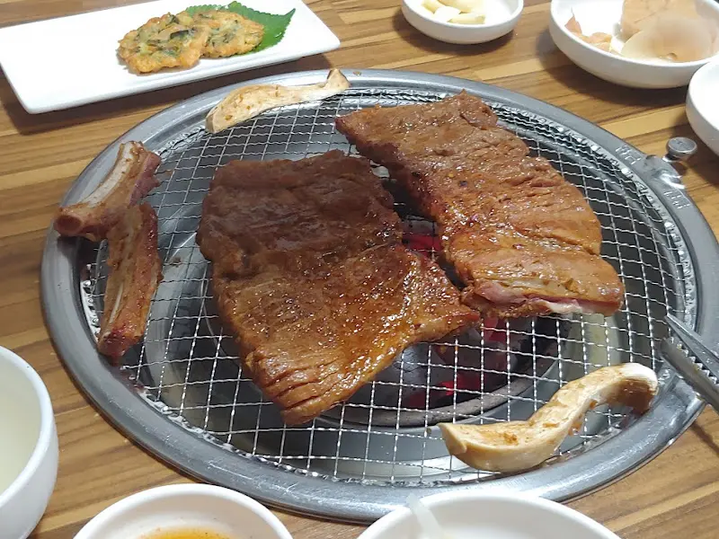 잘 구워진 왕갈비