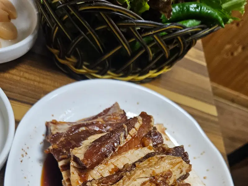 신선한 쌈 채소와 왕갈비