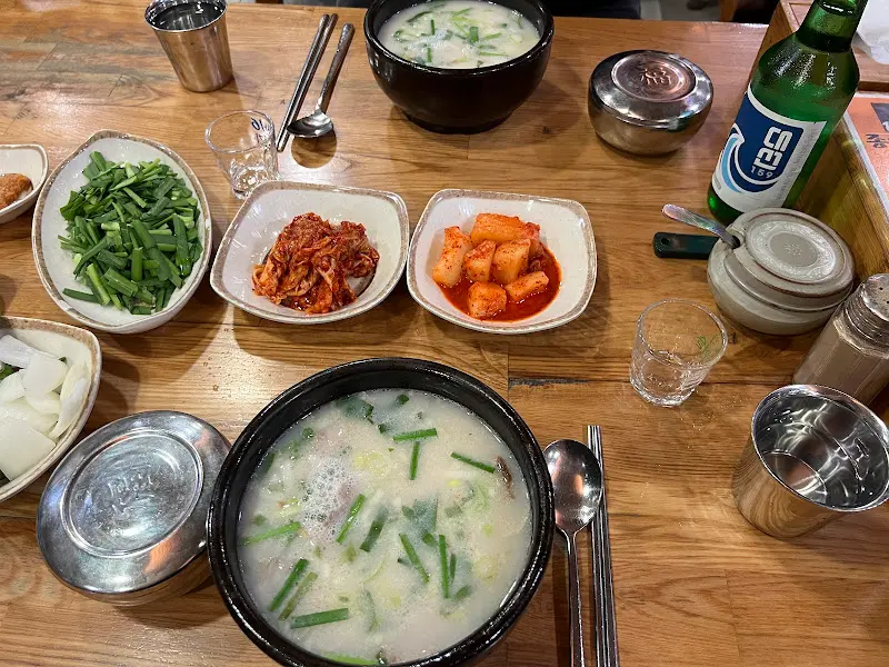 따뜻한 돼지국밥 한 상 차림