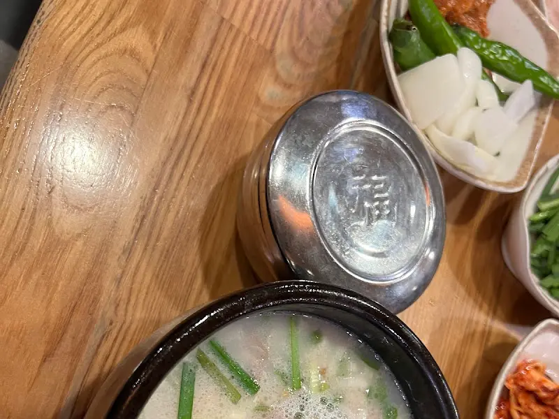 뽀얀 국물의 돼지국밥