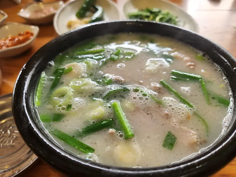 뽀얀 국물의 돼지국밥