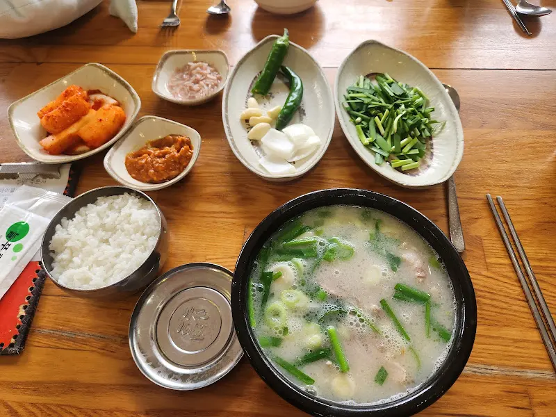 돼지국밥 한 상 차림