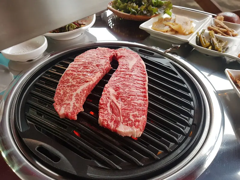 숯불 위에 올려진 꽃등심