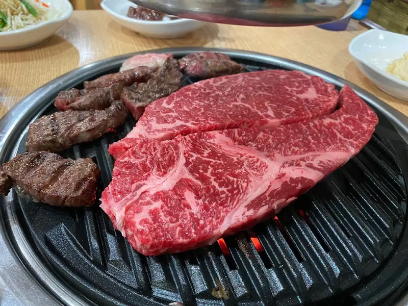 숯불 위에서 맛있게 익어가는 한우