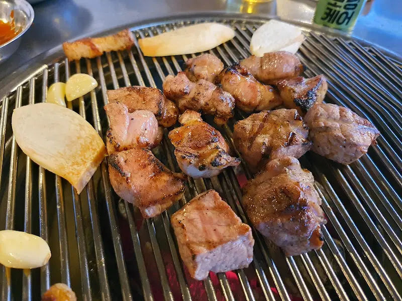 잘 구워진 고기 조각들