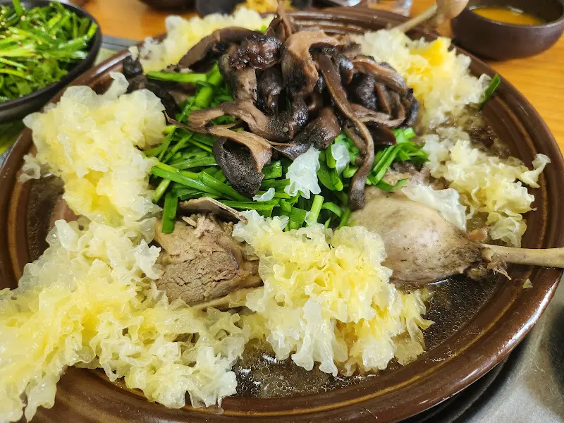 오리능이백숙 근접샷