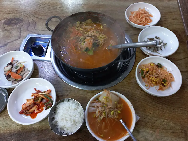 홍어찌개와 밑반찬