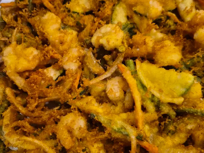 해물전의 클로즈업 사진. 새우와 야채가 듬뿍 들어가 있다.