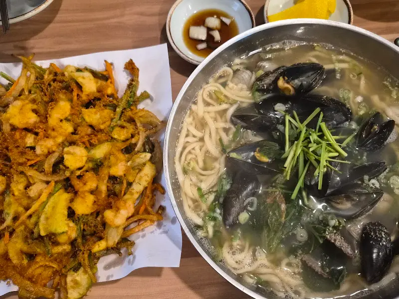 해물칼국수와 해물전이 함께 놓여있는 테이블 사진
