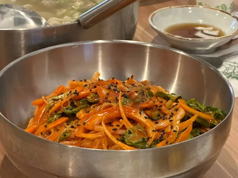 비빔국수의 매콤달콤한 비주얼