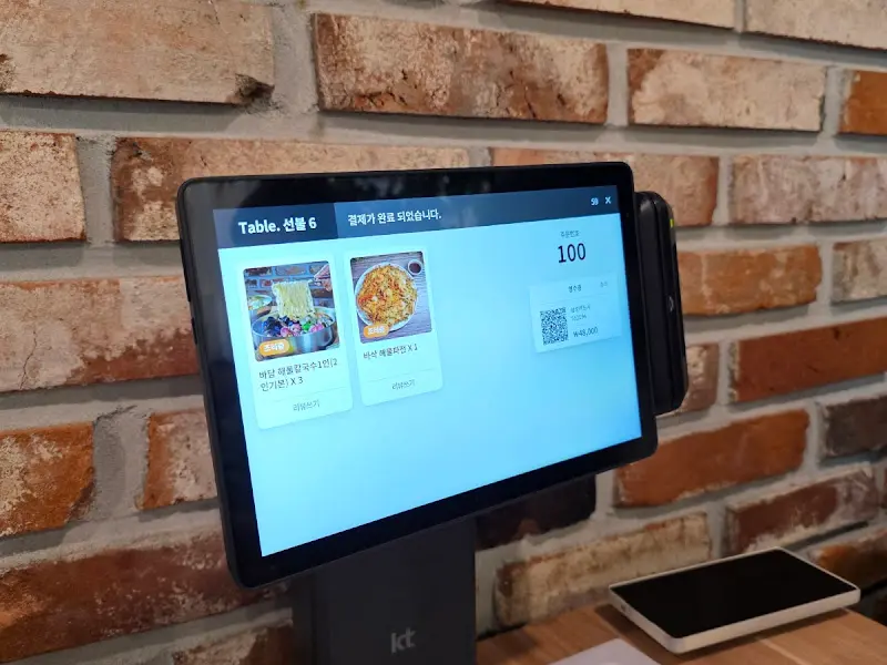 푸짐한 해물칼국수의 전경, 다양한 해산물이 눈길을 사로잡는다.