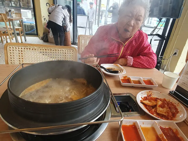 해물칼국수에 담긴 해산물의 신선함을 보여주는 클로즈업 사진