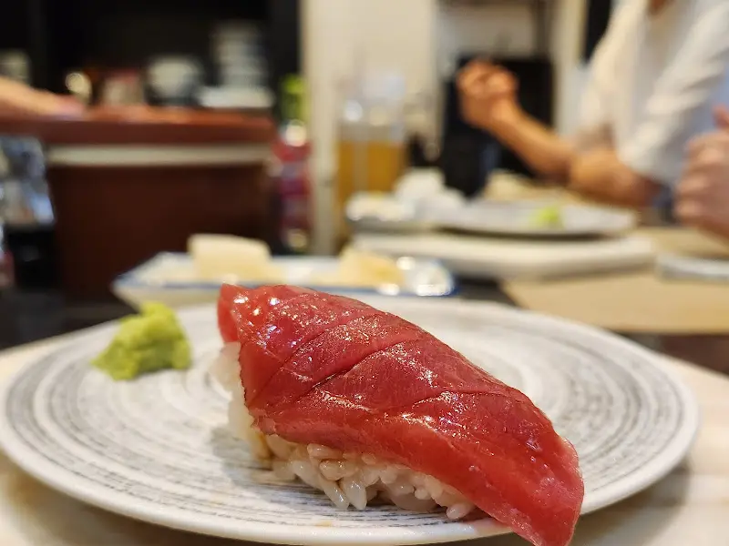 윤기가 흐르는 참치 초밥