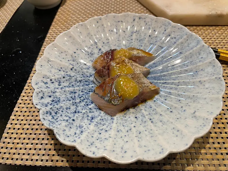 정갈하게 담겨 나온 스시 한 점