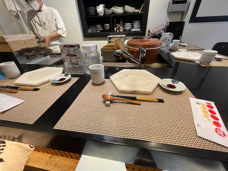 오마카세를 준비하는 셰프의 모습