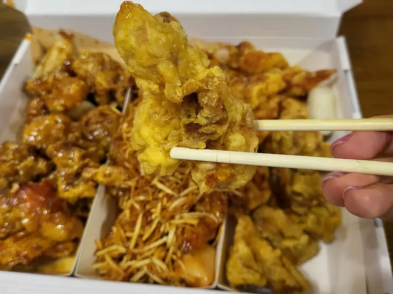 젓가락으로 닭강정 들기