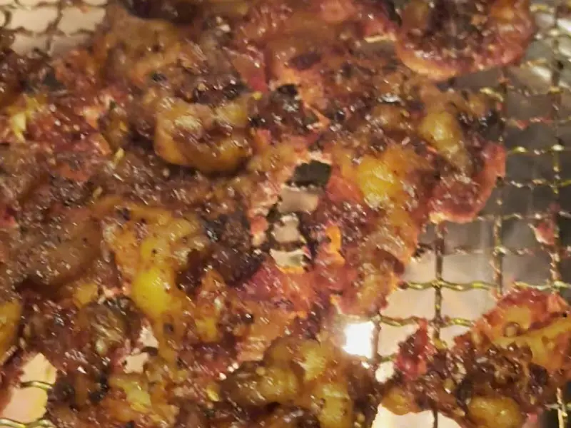 숯불 위에서 익어가는 닭발