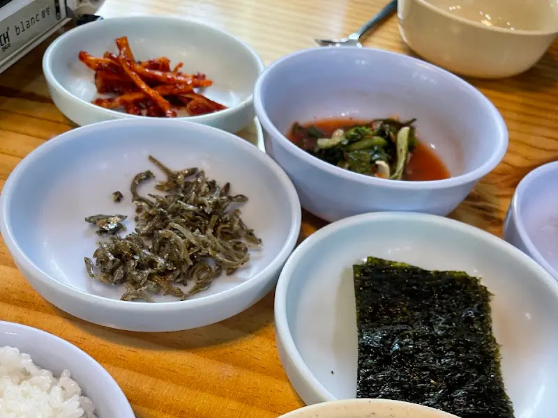 정갈하게 담겨 나온 밑반찬