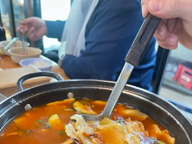 국자로 민물새우탕을 뜨는 모습