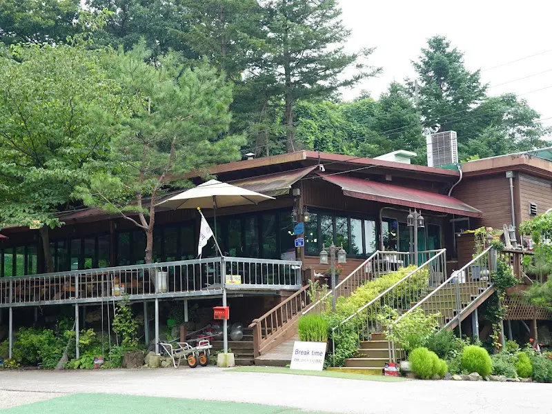 한탄강오두막골 식당 건물 전경