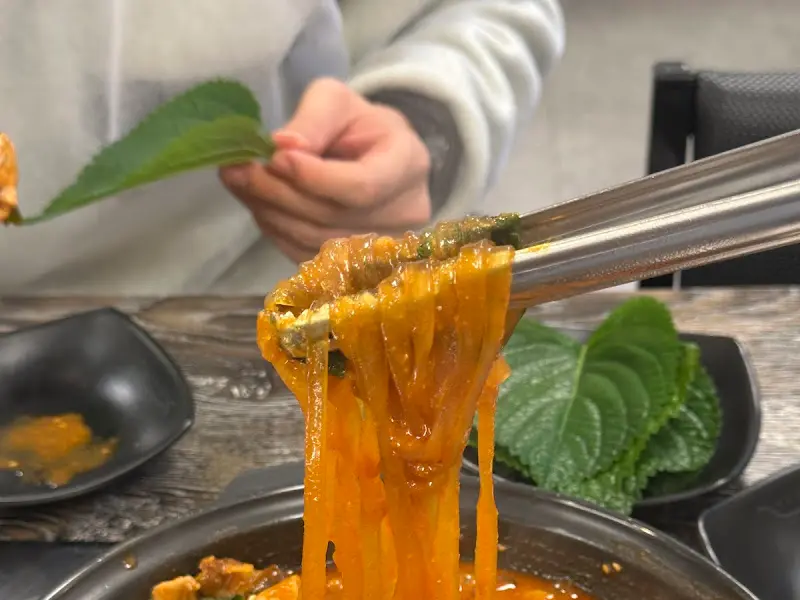 당면을 들어올리는 모습