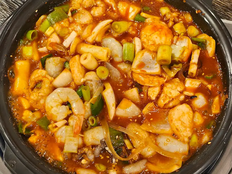 다양한 재료가 들어간 낙곱새