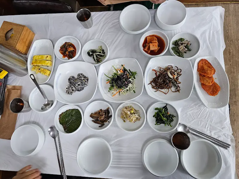 푸짐하게 차려진 한상차림