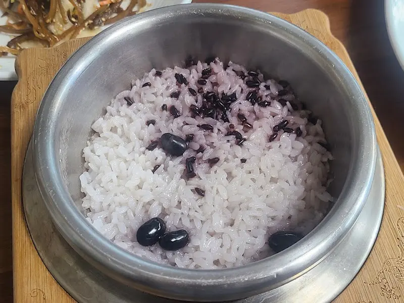 검은콩이 들어간 솥밥