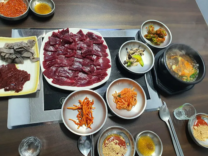 돼지국밥 한상차림