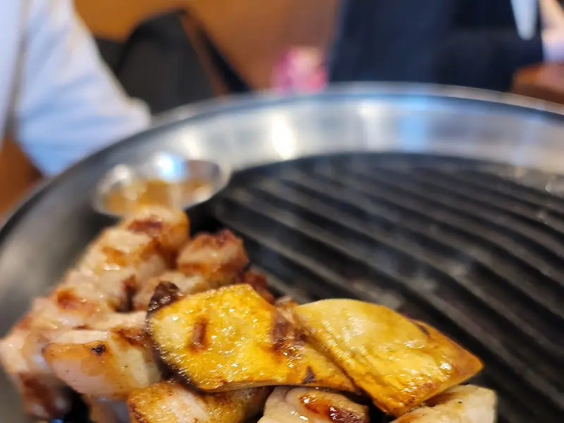 노릇하게 구워진 숙성 삼겹살과 목살