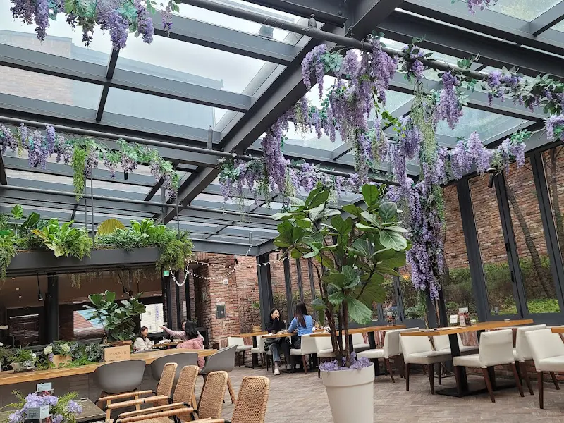 스콜 내부의 등나무 장식