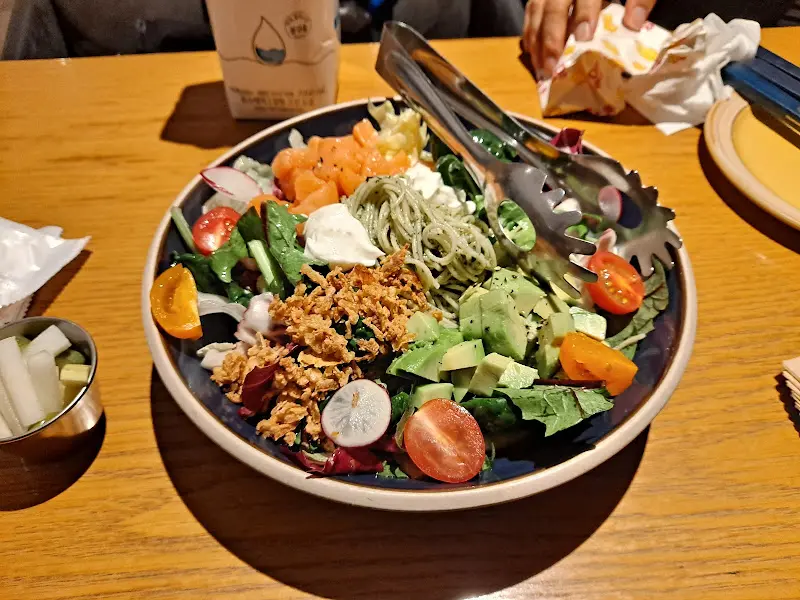 연어 포케 파스타 근접샷