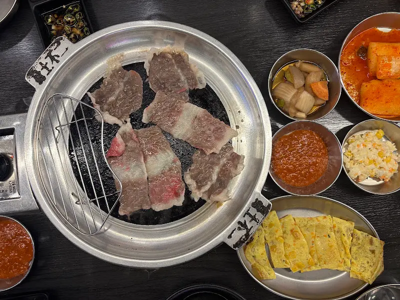 돌판 위에서 맛있게 익어가는 차돌박이