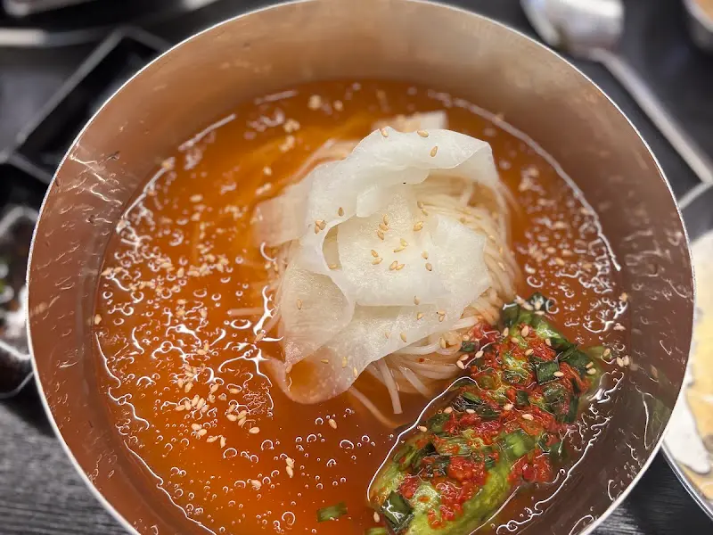 시원한 국물과 아삭한 오이가 환상적인 조화를 이루는 오이소박이 국수