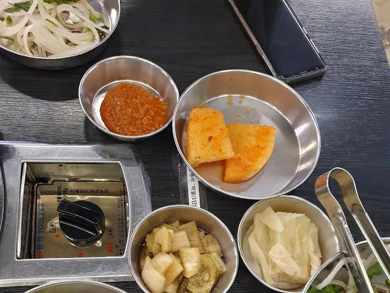 정갈하게 담겨 나온 밑반찬들