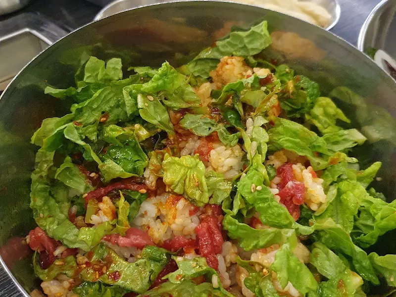 신선한 채소가 듬뿍 들어간 육회비빔밥