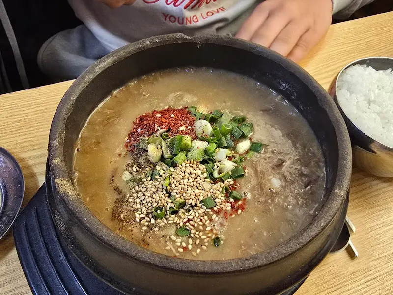 고사리육개장 위에 뿌려진 양념