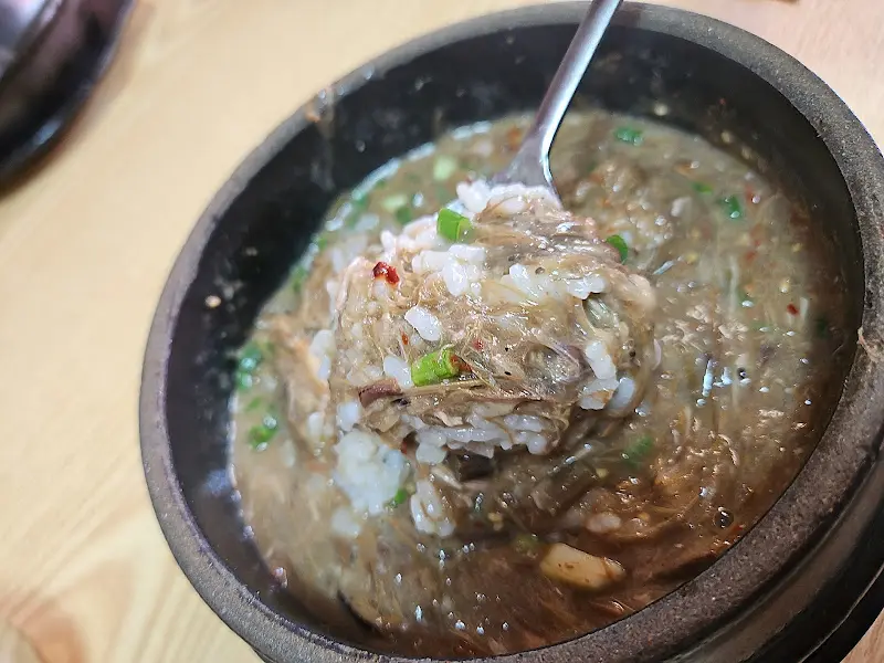 숟가락으로 떠올린 고사리육개장