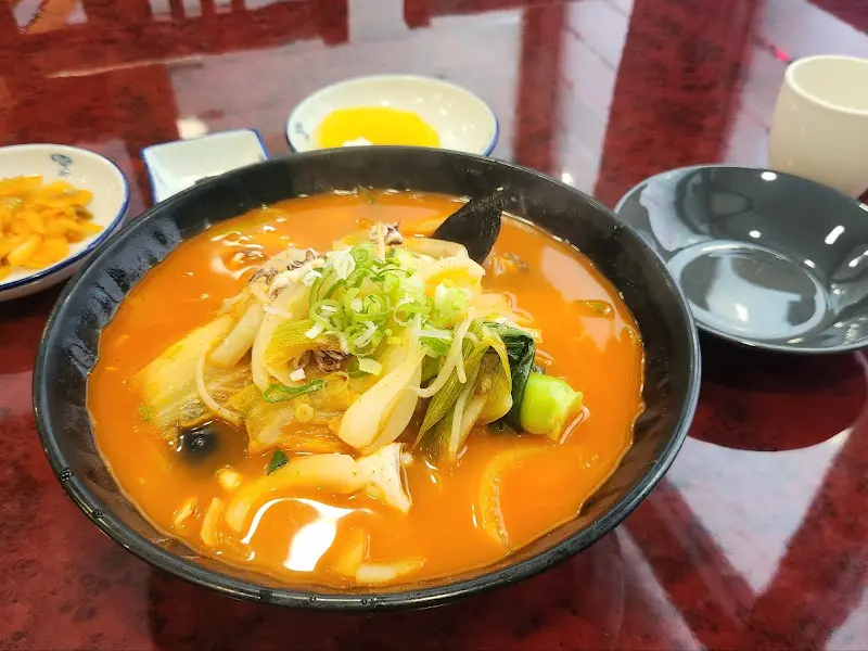 기본 반찬과 함께 나온 짬뽕
