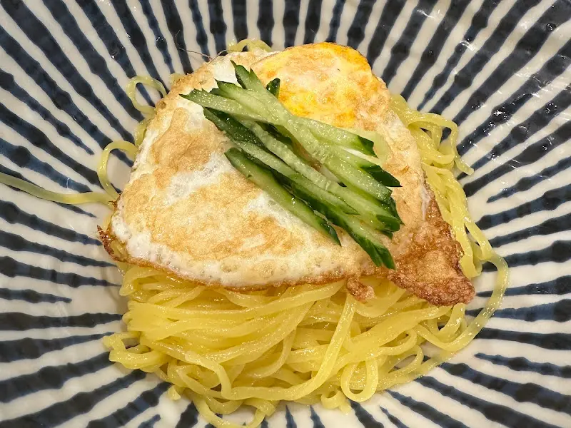 계란 프라이가 올려진 짜장면