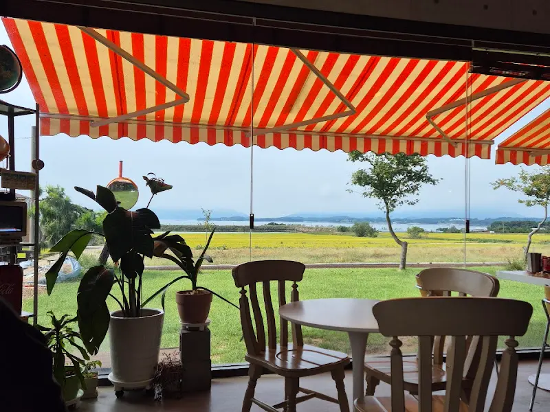 창밖으로 보이는 바다 풍경