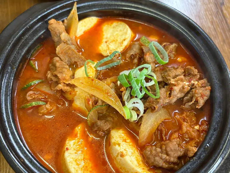 깔끔하고 모던한 분위기의 식당 내부