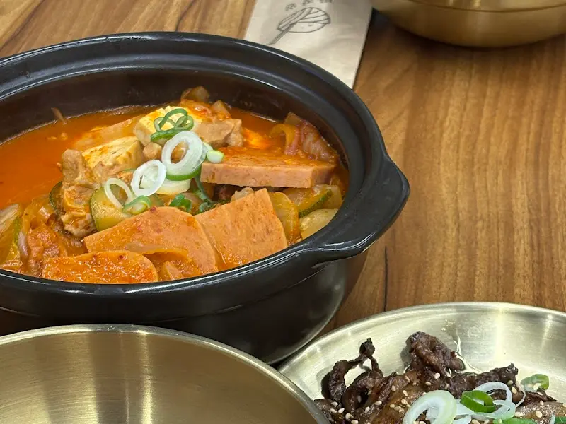김치와 햄이 듬뿍 들어간 김치찌개