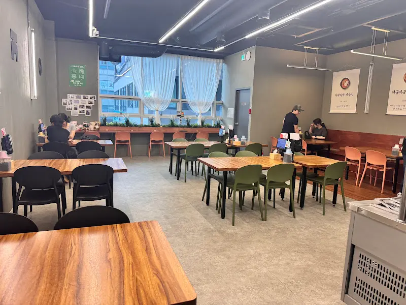 넓고 쾌적한 식당 내부