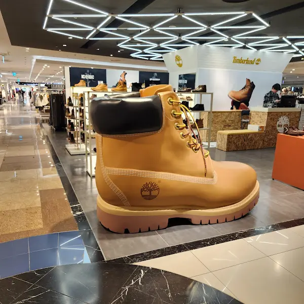 팀버랜드 매장 앞 조형물